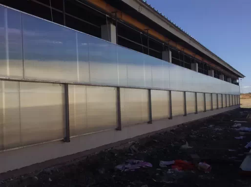 Окна из поликарбоната для ферм КРС